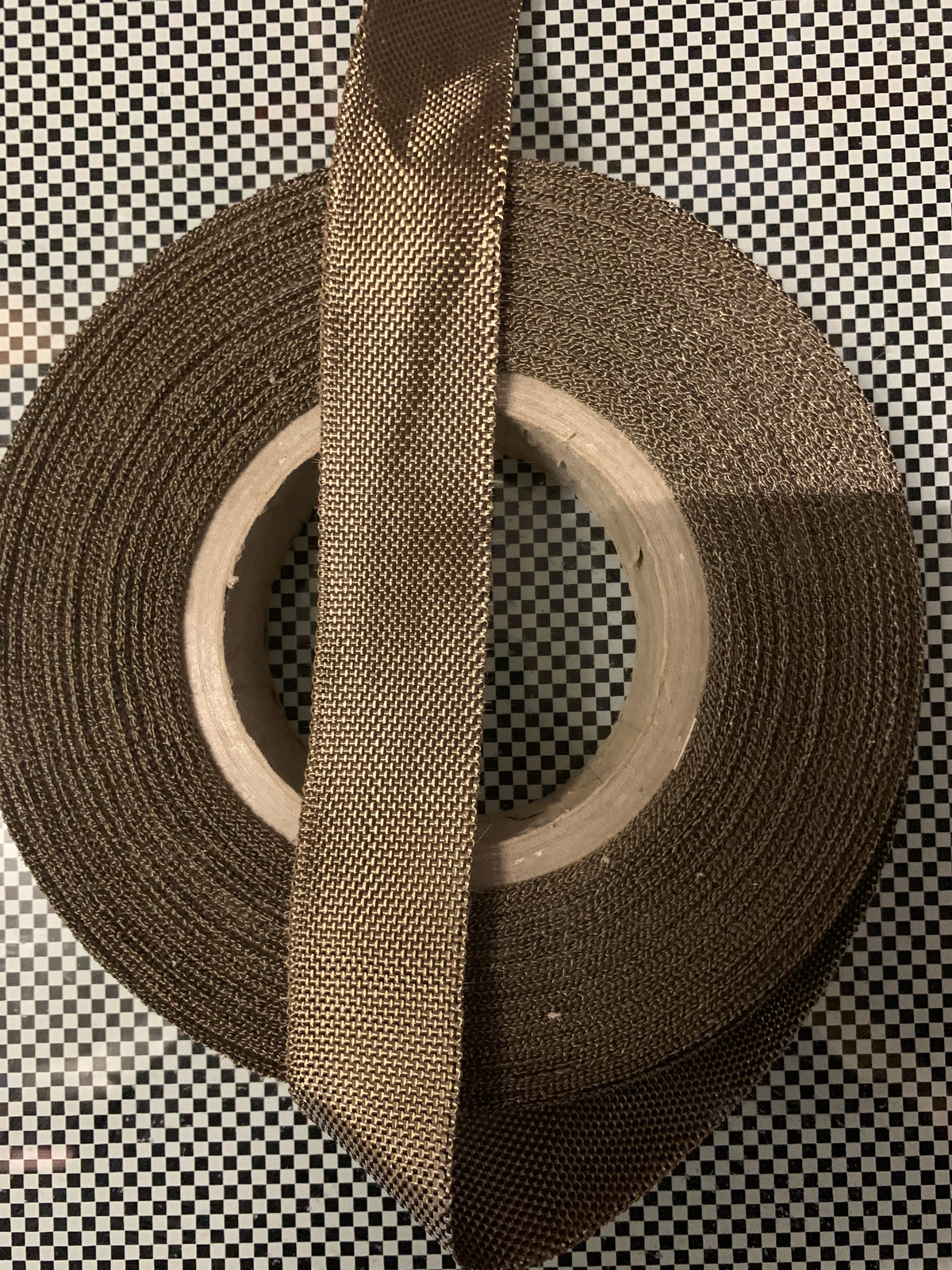 Basaltfaser Band 30 mm, 0,21 mm, 11,3 g/m, eine Kante aus braunem PP-Garn